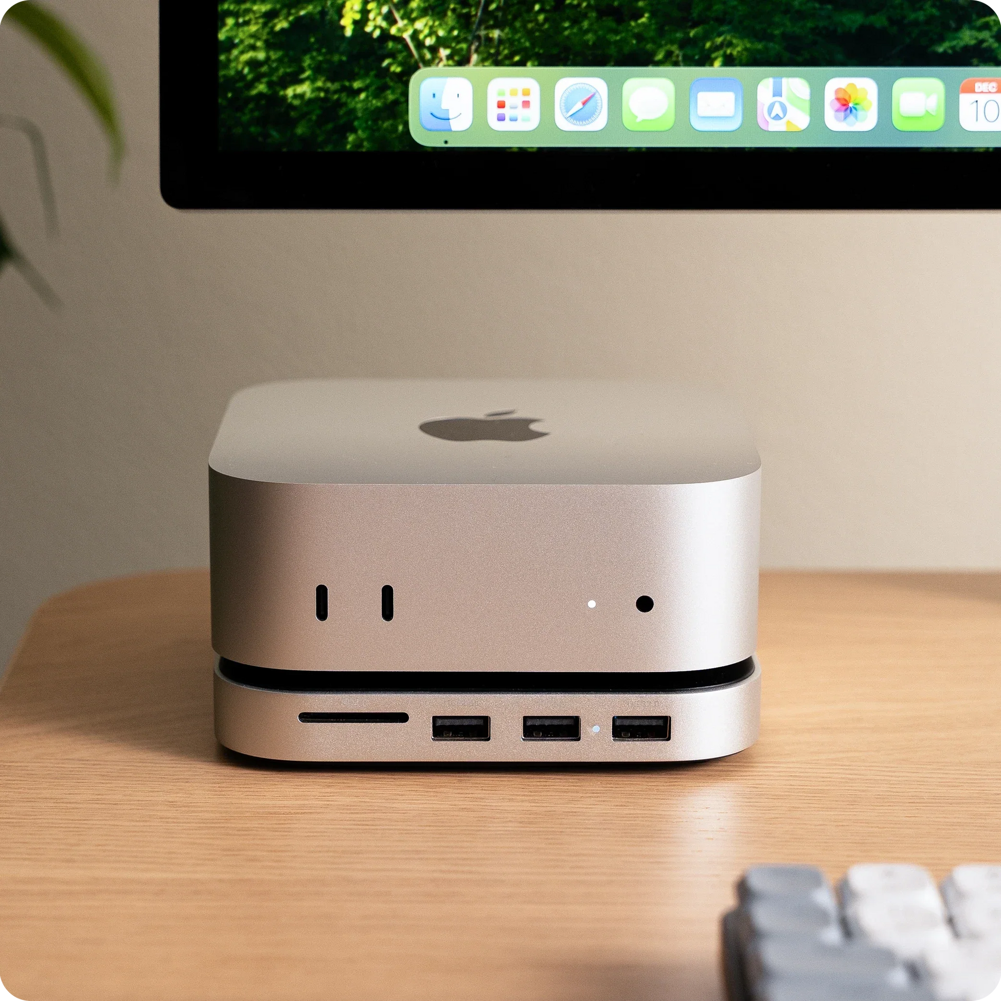 Satechi Mac Mini M4 Stand & Hub with SSD Enclosure – Telecommuter Satechi Mac Mini M4 Stand & Hub with SSD Enclosure – Telecommuter